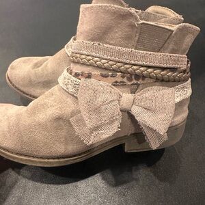 O live & Edie DSW Taupe Ankle Boots with Bow and Braided Details